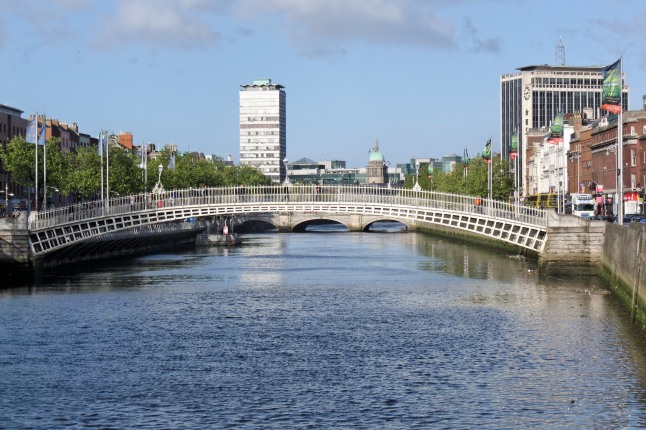Dublin_-_Ha'penny_Bridge_-_110508_184409